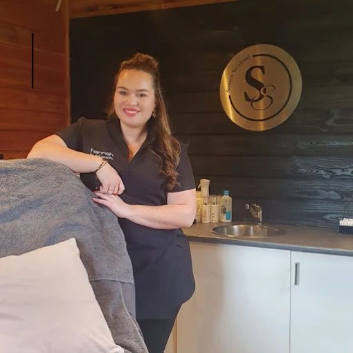 Nicky in haar salon, voor de wand met het Samen Stralend-logo